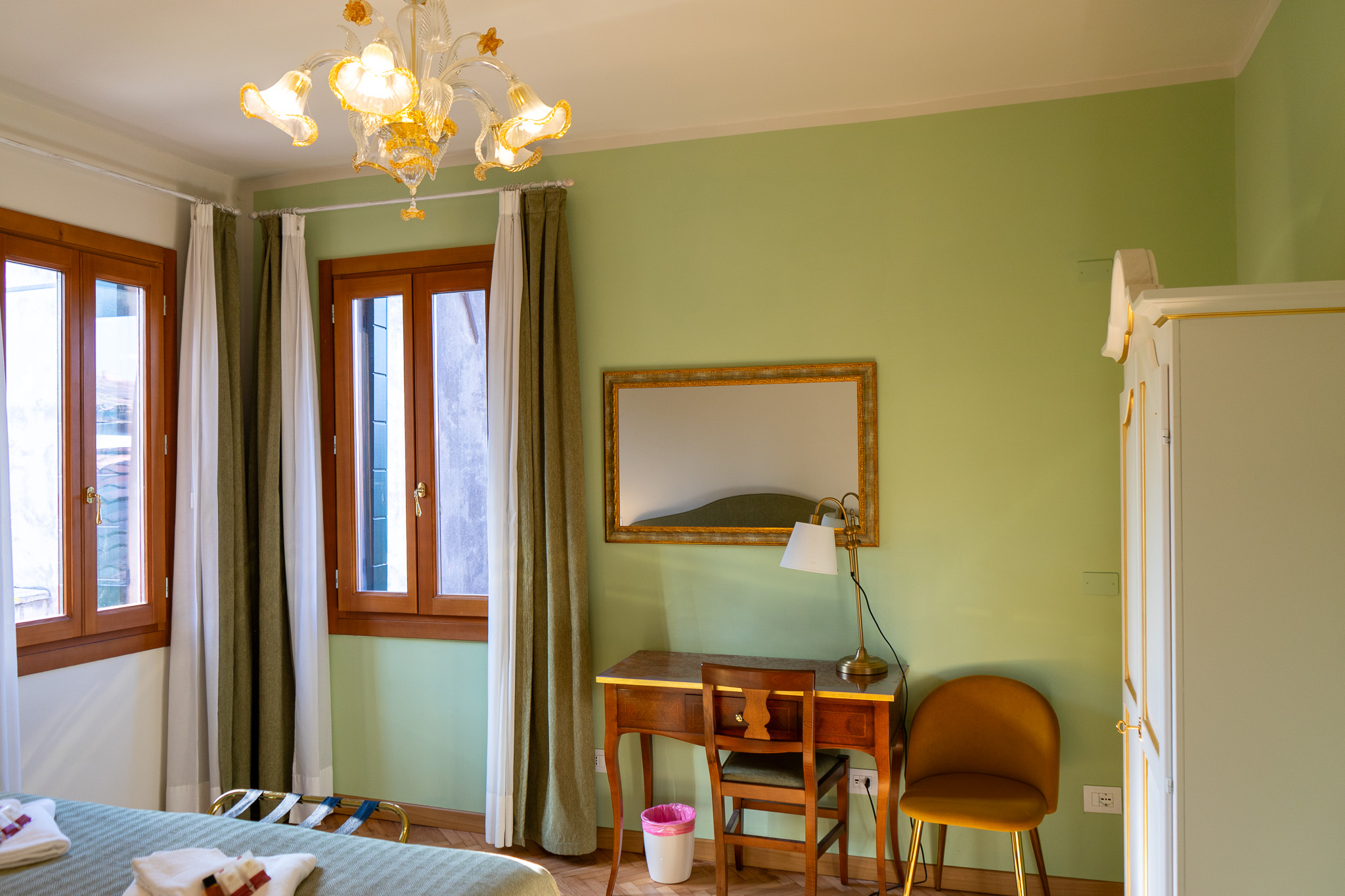 Emerald bedroom with Murano chandelier