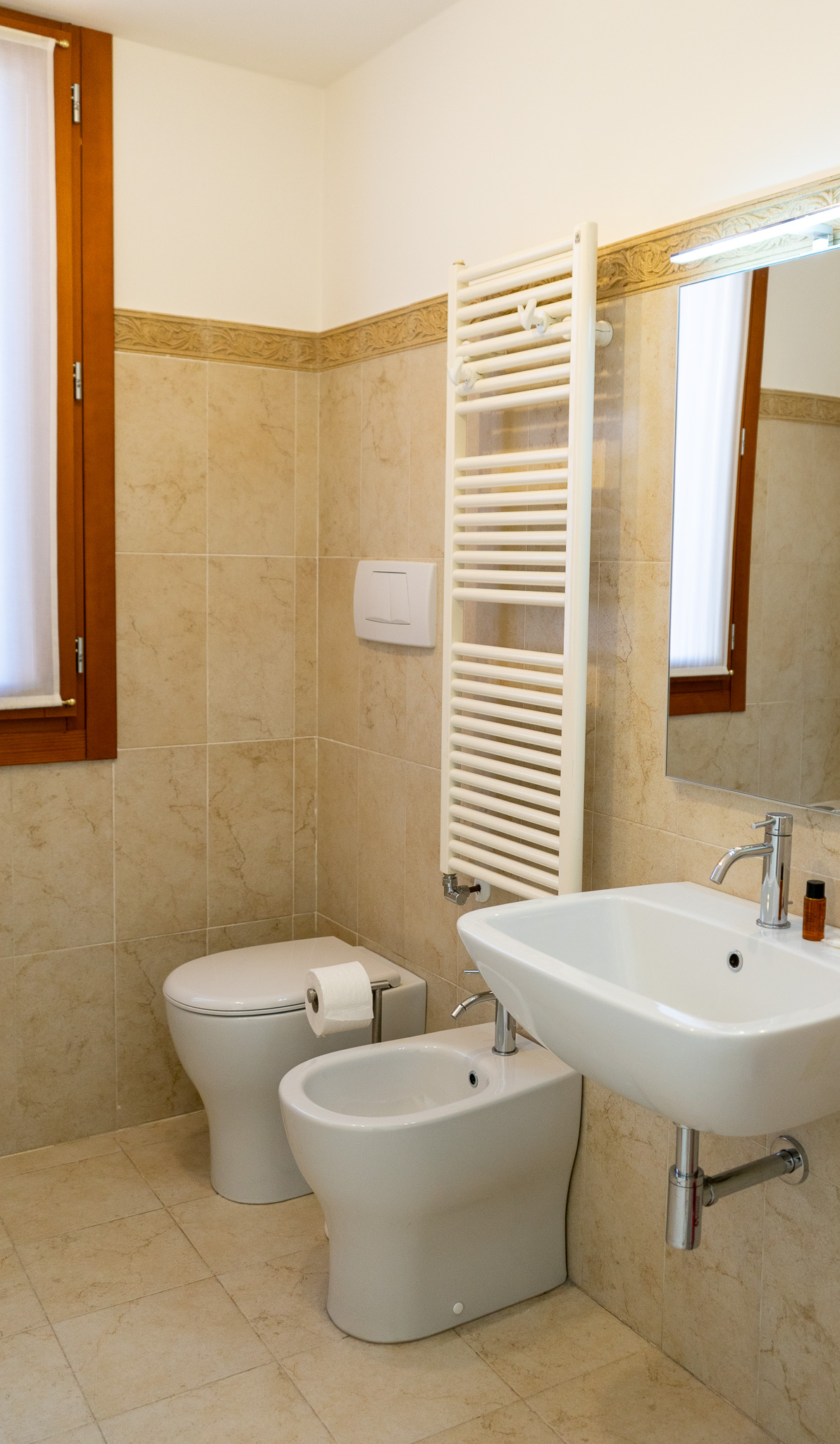 Bathroom Emerald apartment Venice - rain shower, marble tiles