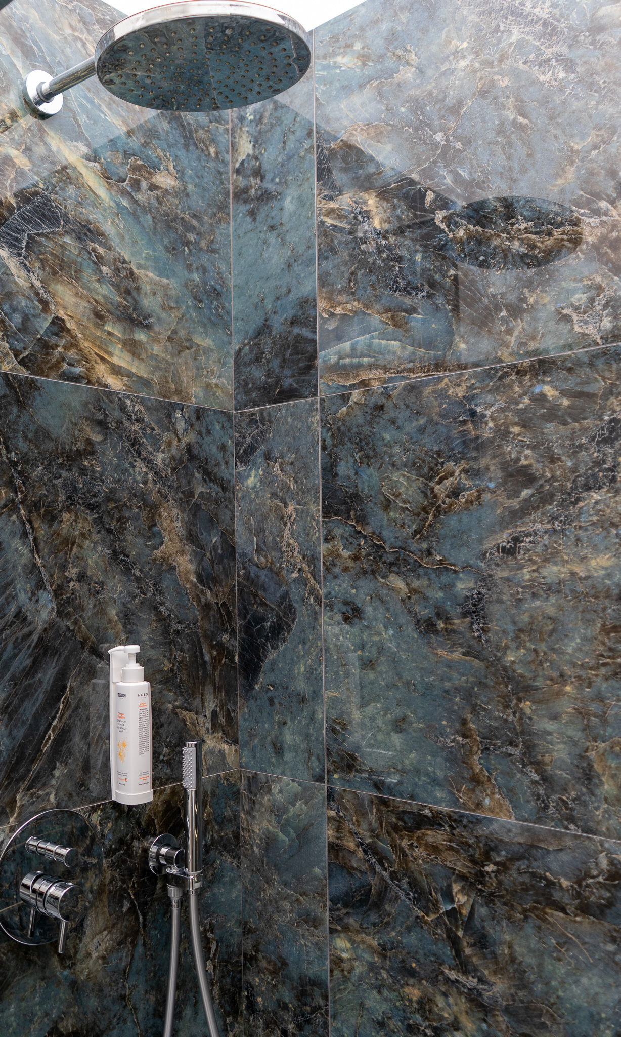 Luxury marble shower Emerald apartment Venice - dark green marble, rain showerhead