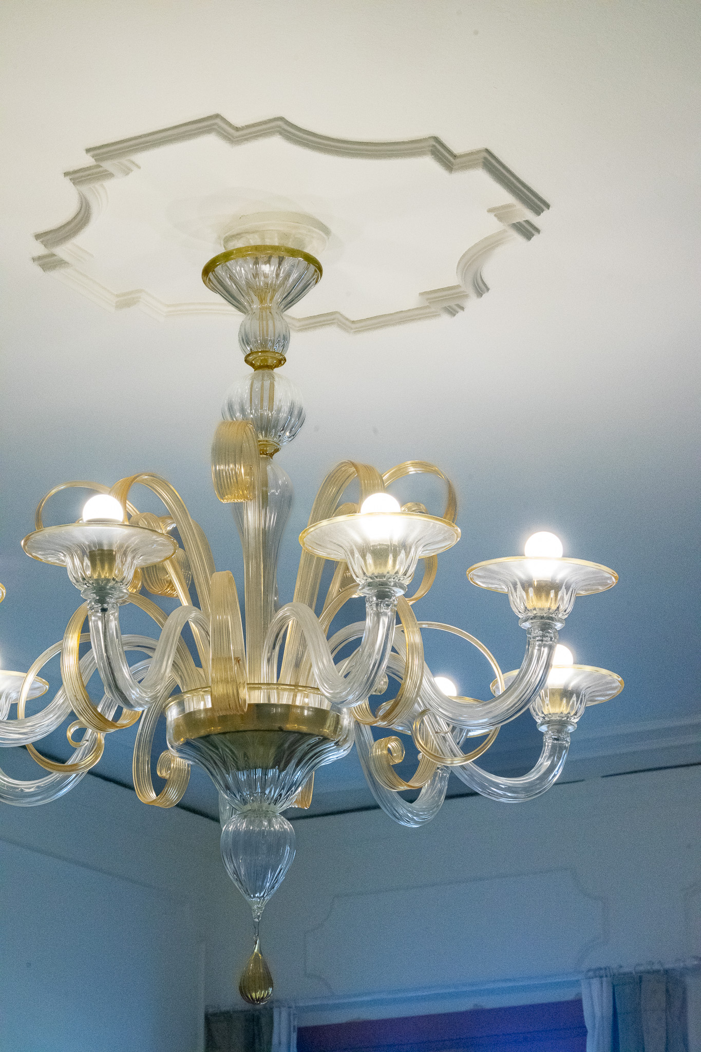 Murano glass chandelier Emerald apartment - stucco ceiling medallion, Venice luxury rental