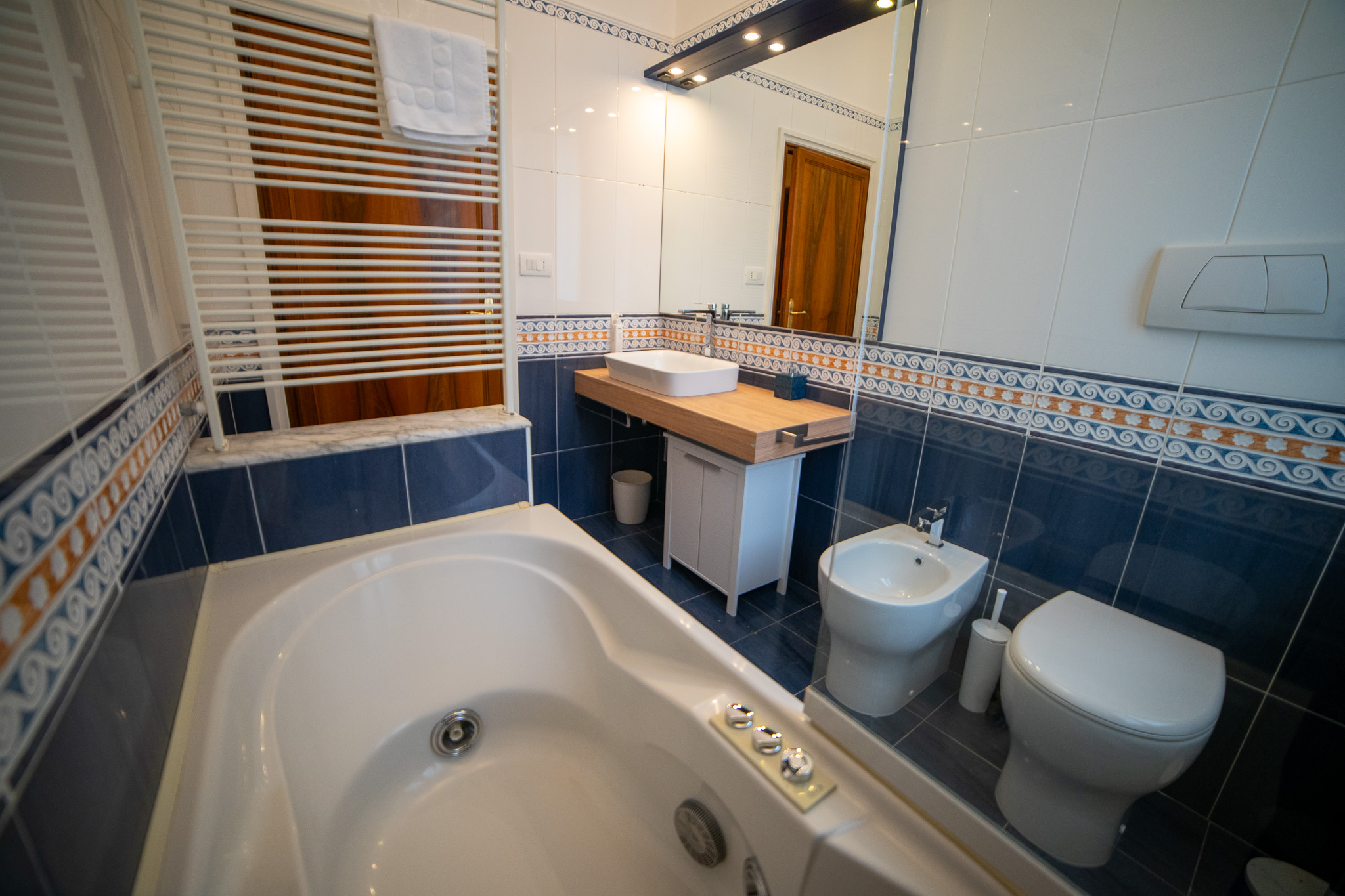 Jacuzzi bathroom Gold apartment Venice - blue tiles, large bathtub