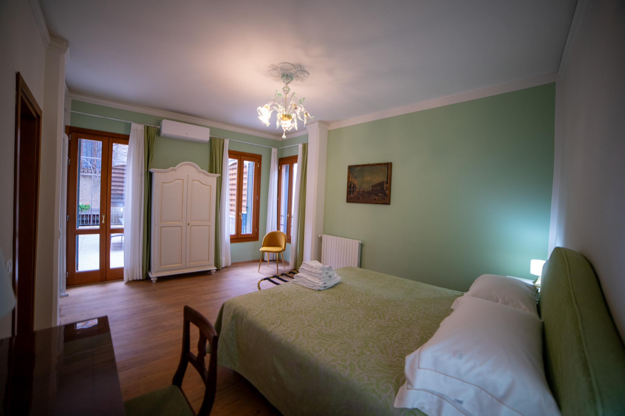 Green bedroom Gold apartment Campo Santo Stefano Venice - Murano chandelier, parquet floor