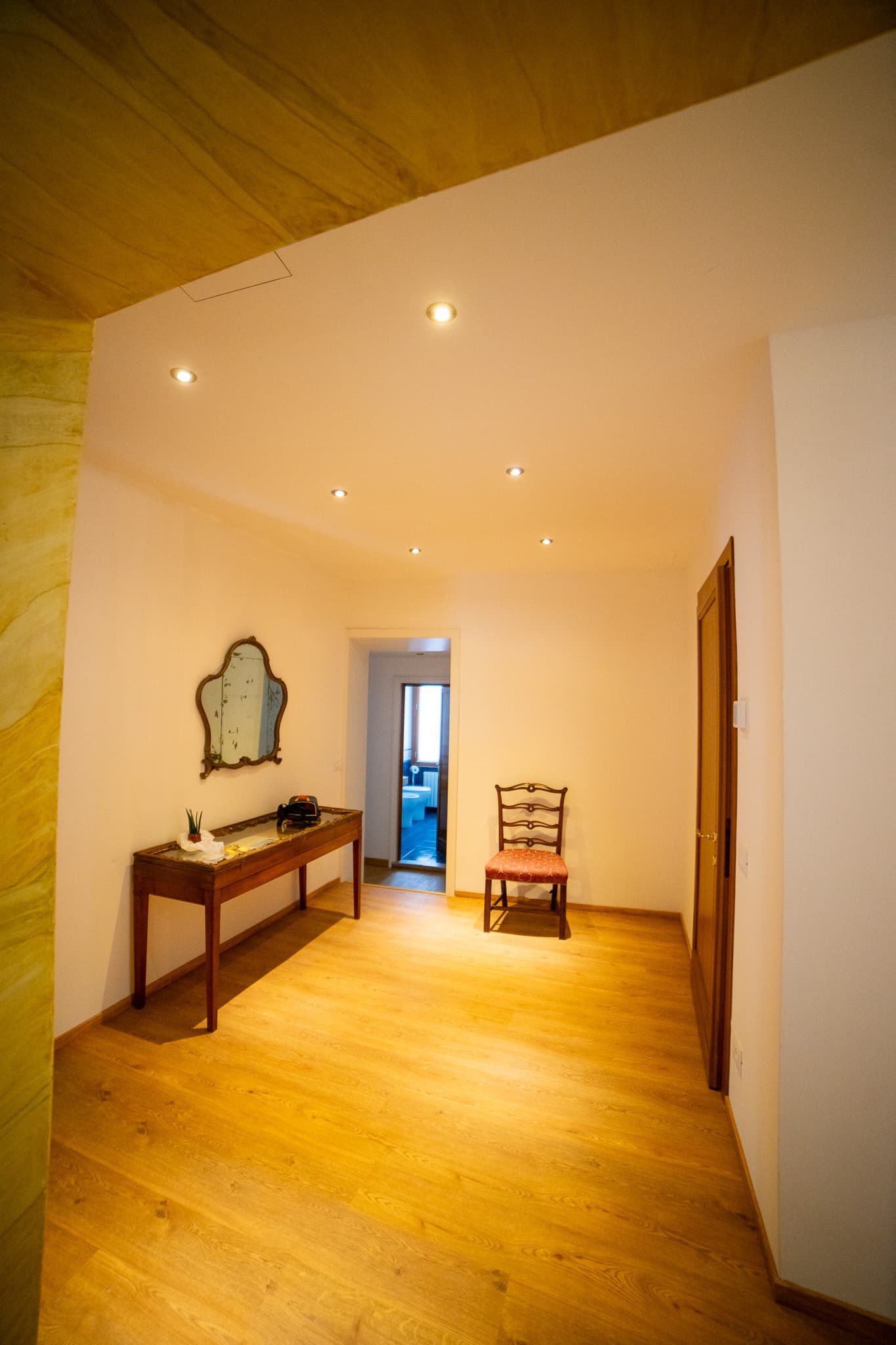 Entrance hall Gold apartment Venice palazzo - antique mirror, warm lighting