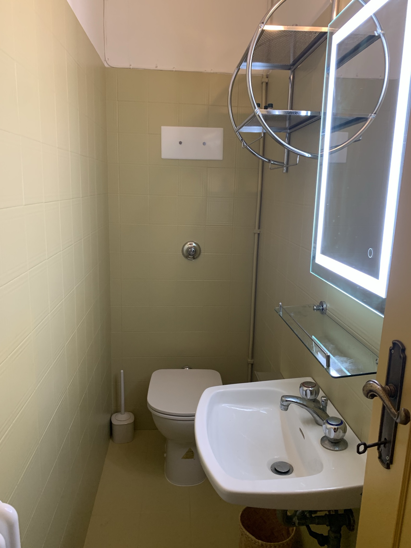 Bathroom La Torre di Rua - LED mirror green tiles vintage door